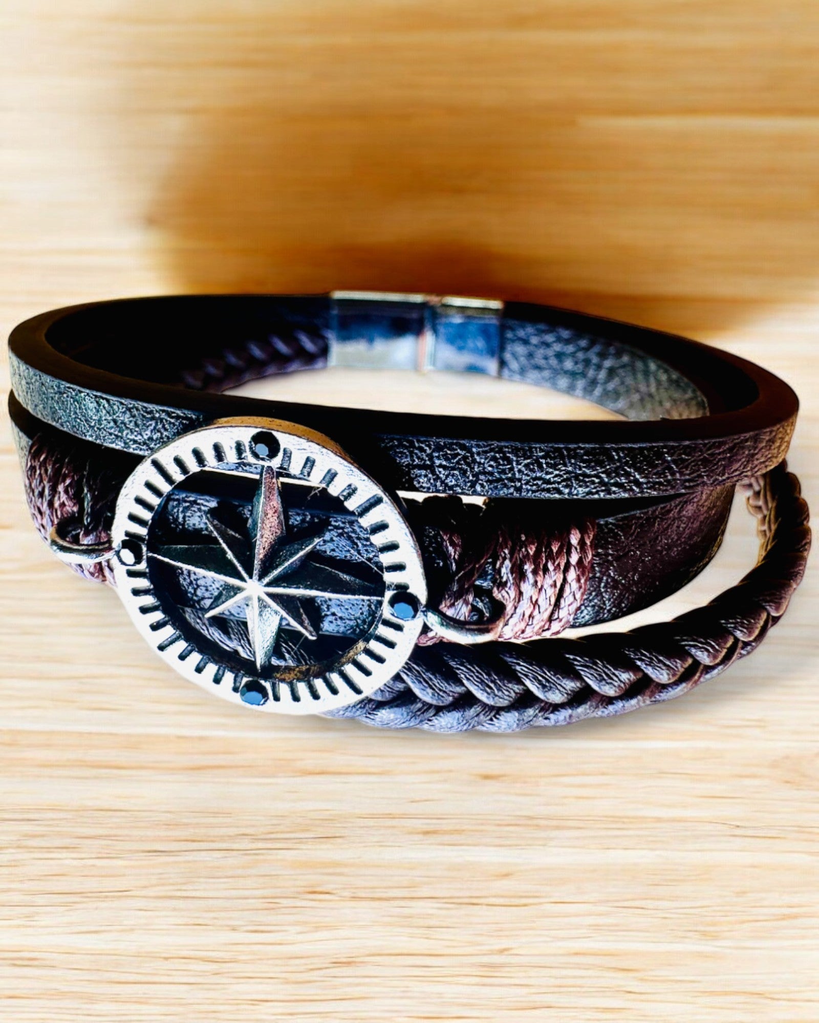 Armband "Compass Adventure" - möjlighet till personlig gravyr som present, 2 färgvarianter att välja mellan