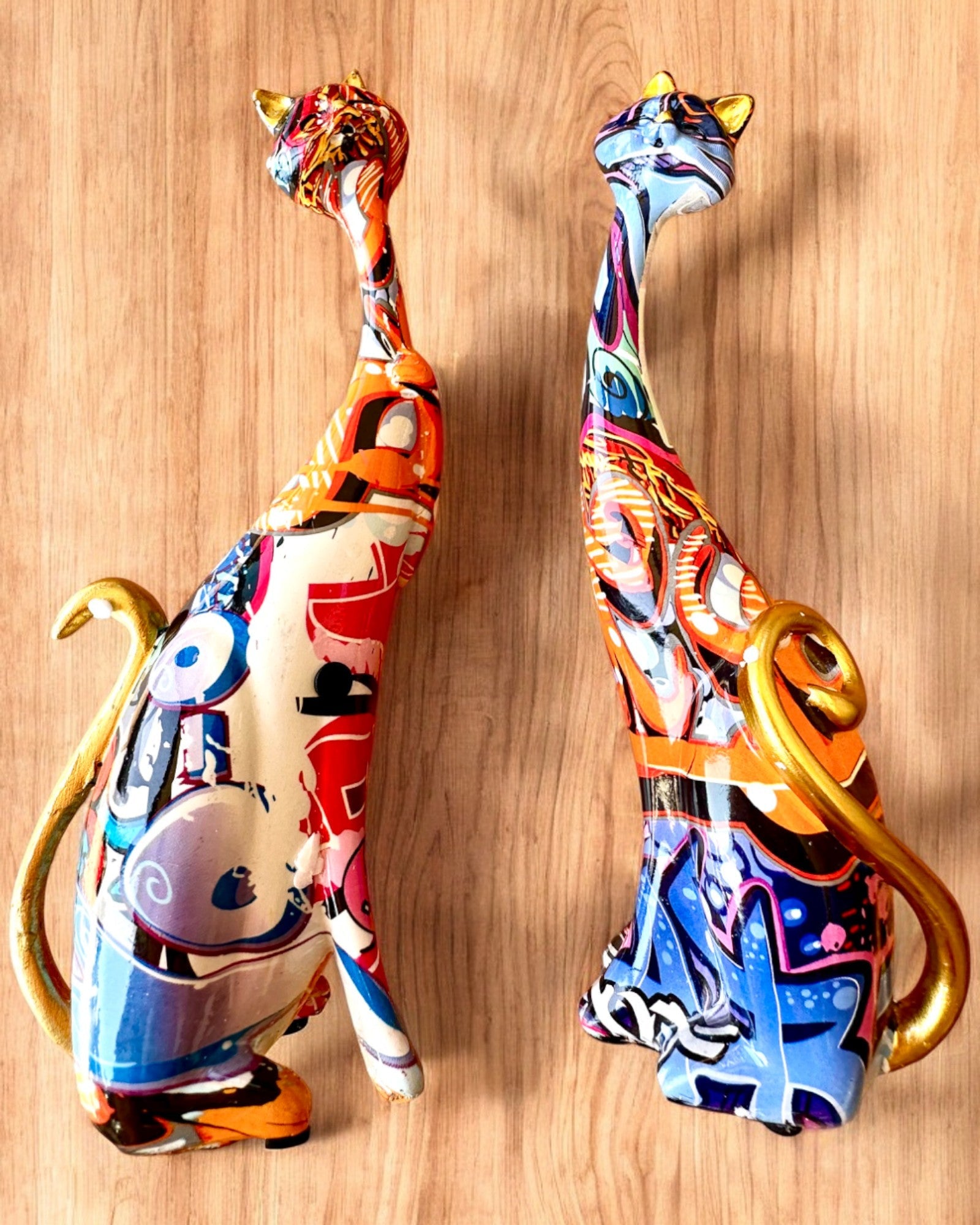 Abstrakta Kattfigurer "ArtCats", Handmålade, Resin – 25 cm, 2 st.