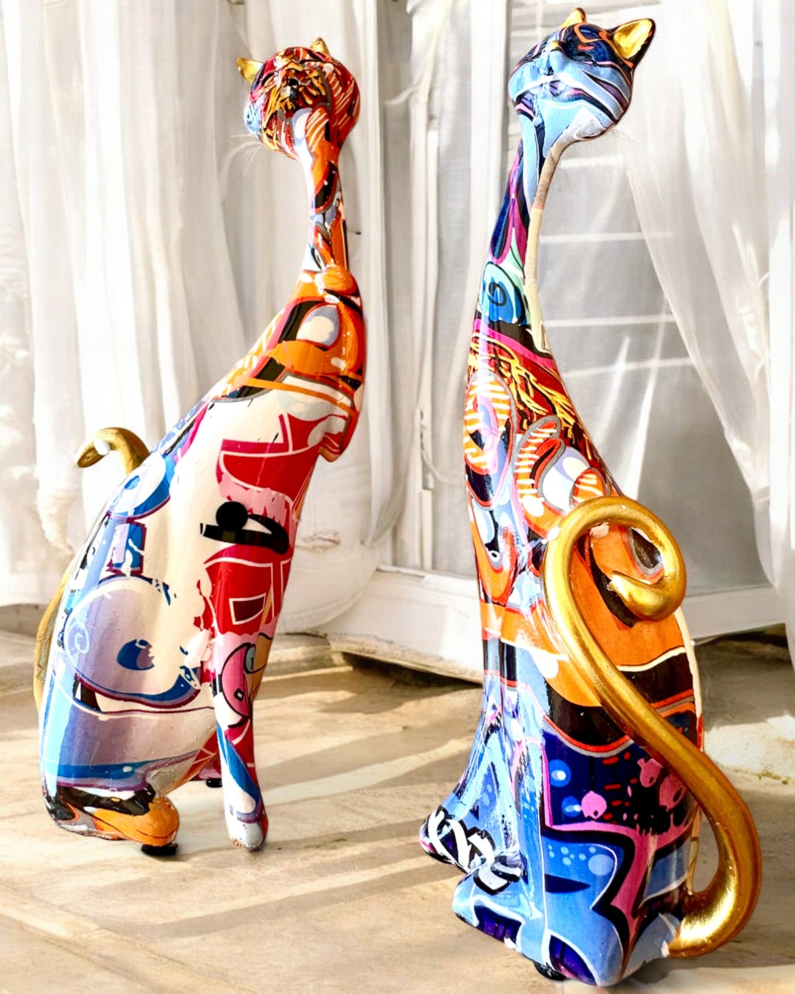 Abstrakta Kattfigurer "ArtCats", Handmålade, Resin – 25 cm, 2 st.