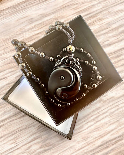 Obsidian Yin Yang Amulett med Gravyr - Harmoni och Skydd, personlig gravyr som present