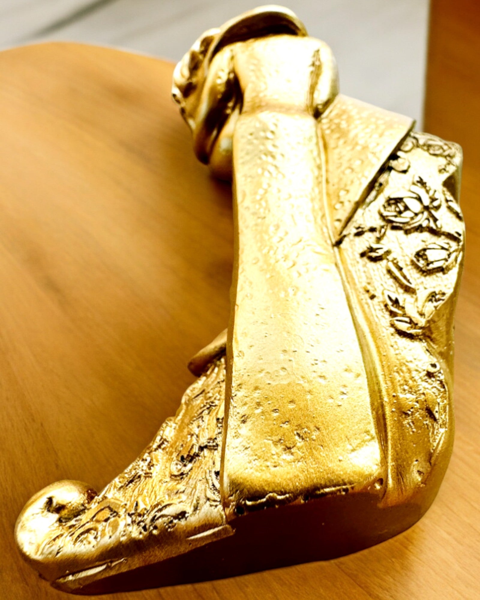 Figur "Evig Kärlek" färg guld - 11 cm, Liten Dekorativ Figur med Gravyralternativ