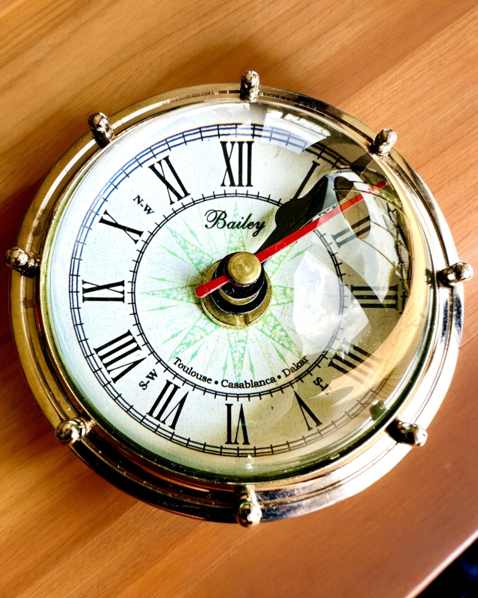 Bailey Compass Clock - Elegant Klocka med Kompassmotiv och Gravyrmöjlighet