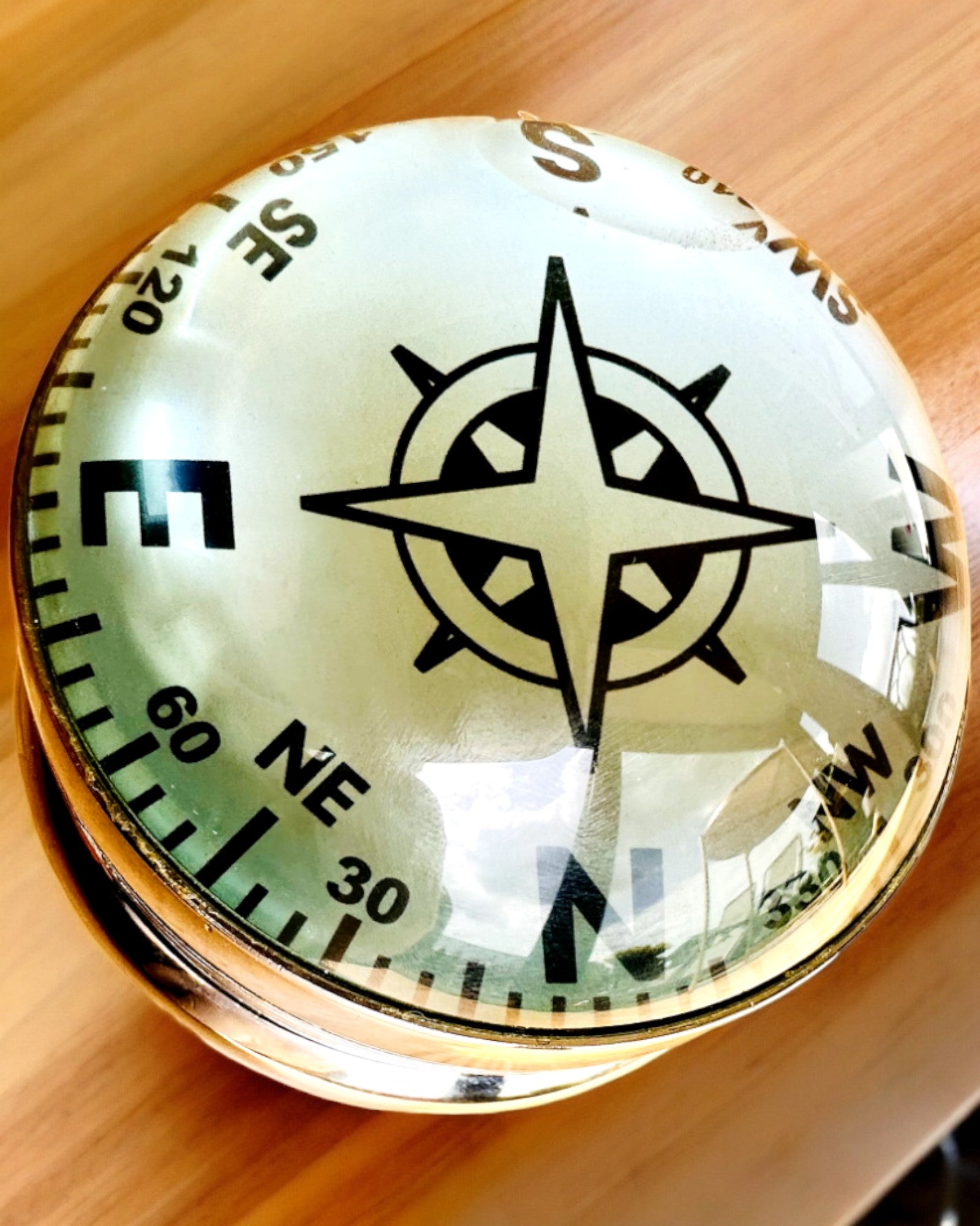 Bailey Compass Clock - Elegant Klocka med Kompassmotiv och Gravyrmöjlighet