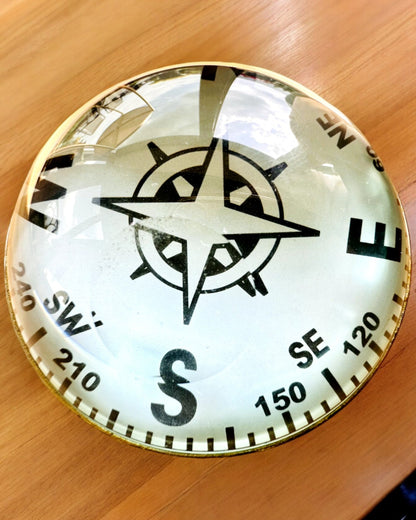 Bailey Compass Clock - Elegant Klocka med Kompassmotiv och Gravyrmöjlighet